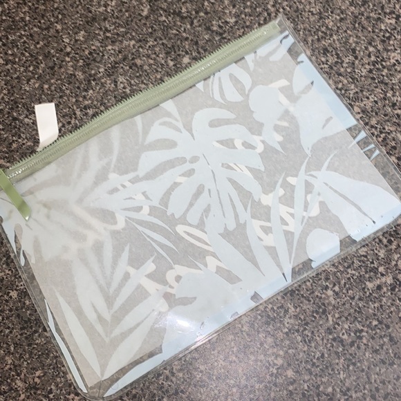 H&M Tropic Like It’s Hot Swim Pouch🍃 - Picture 2 of 3